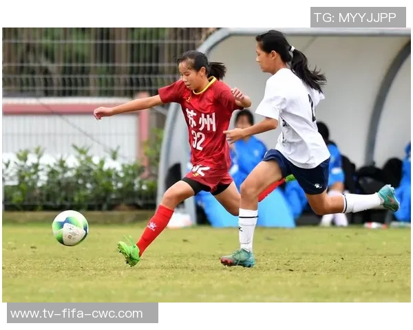 某区中学生足球赛精彩上演八支球队激烈角逐争夺冠军荣耀
