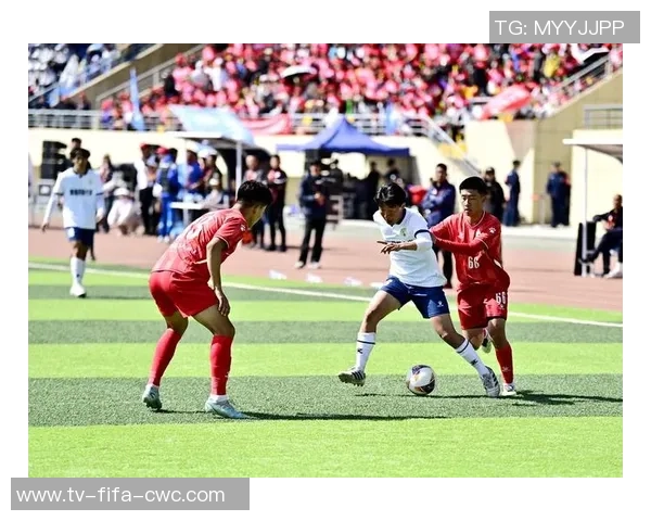 足球场上的意外瞬间揭示运动员背后的拼搏与坚持 足球场上的意外瞬间揭示运动员背后的拼搏与坚持