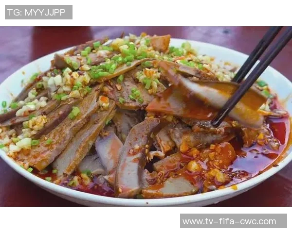 足球场上的辣油风味让比赛更加刺激与美味的完美结合